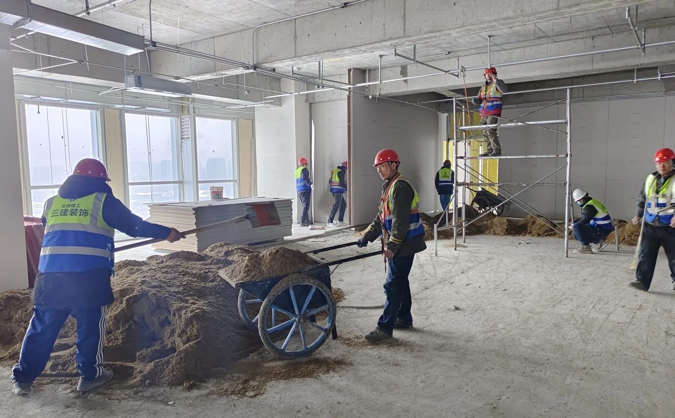 ���ڴ����磬���ܶ�����ʱ����2��13����ͷ�ģ������գ��Ϸʣ����취������Ŀʩ���ֳ������˸���������š�����������ֹ1��18���������ѵִ�400��������������Ŀ��һʱ�䰲�Ű��Ÿ�����������.�ٿ���Ŀ�����ƽ��ᣬ�������ܽ���Ŀ���������������ź�һ�׶�Ŀ��ʹ��������ʵʱ��չ�徲������ѵ����ʵ������ѵ���徲���ս��ס�װ��ר���Ų�Ȳ�������ץҪ�����ط�����ȫ�����徲�����Ų飬��ѹʵ�徲�������Σ������ߴ�ʩ��ְԱ�͸ھ�λ��������ʩ���ֳ����������������ˡ��ġ���׼����������.jpg